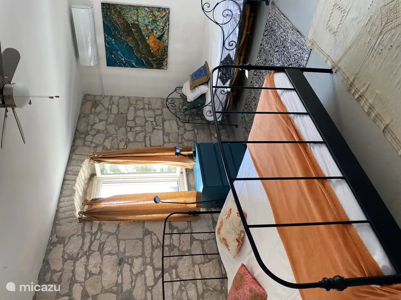 Dormitorio en planta baja con una cama extra espaciosa. Con baño contiguo con ducha a ras de suelo.