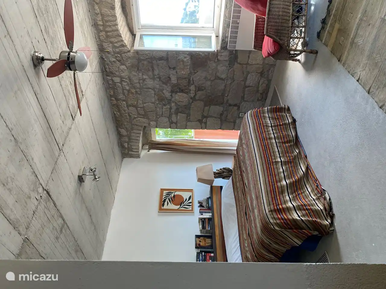 Dormitorio principal. Con un baño contiguo con ducha a ras de suelo y WC.