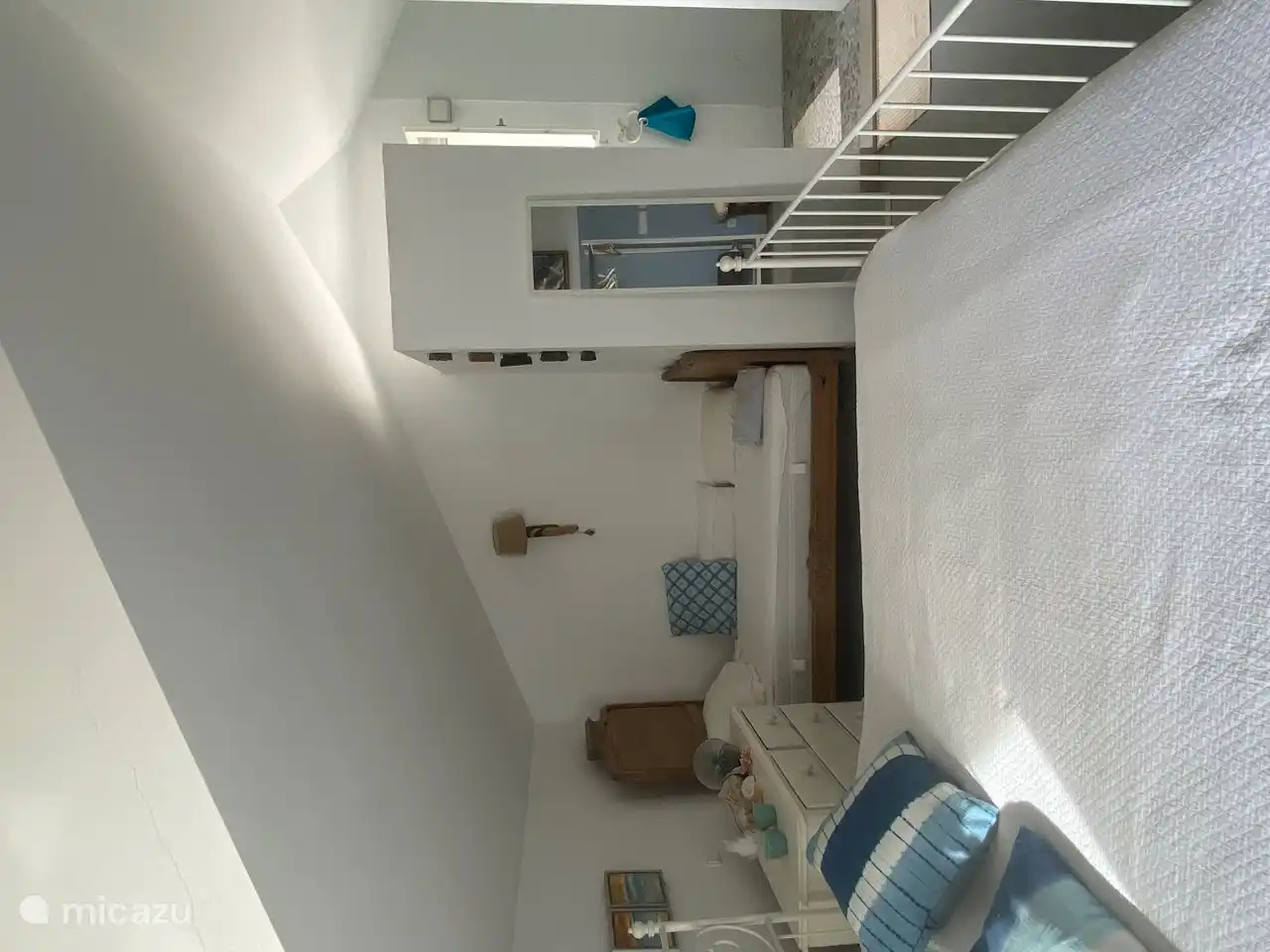 Amplio dormitorio en la planta superior con una cama supletoria y una amplia ducha a ras de suelo.