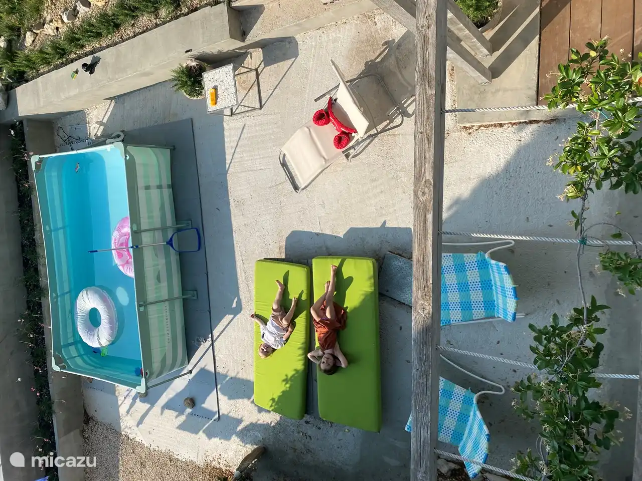 Relájese en la piscina para niños en 2024