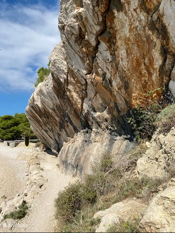 Hermoso paseo a lo largo de la costa hasta Markarska