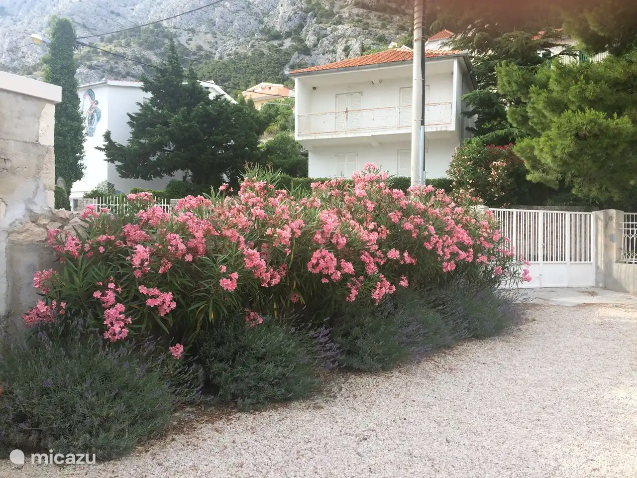 Parking privado con cerradura para 2 coches.