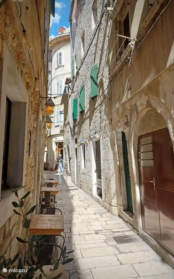 Pintoresca callejuela en Omis.