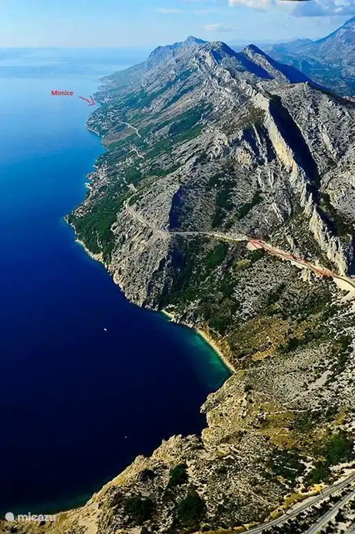 Ubicación, Frente a las montañas junto al mar