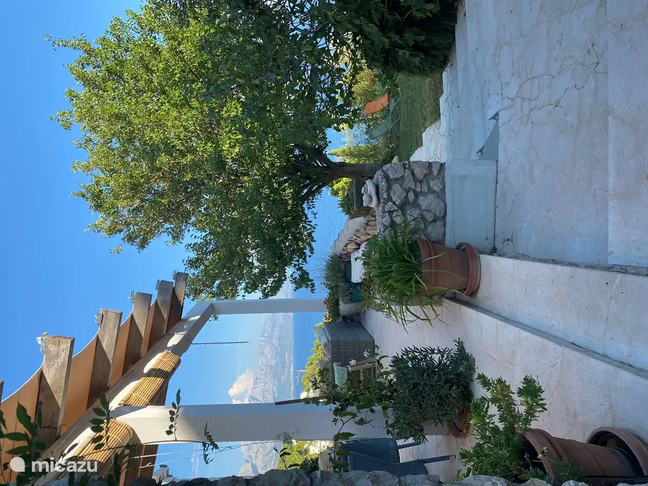 ¡Luego caminas desde el estacionamiento hasta la terraza! Preciosas vistas al mar, a la montaña y a las islas.
