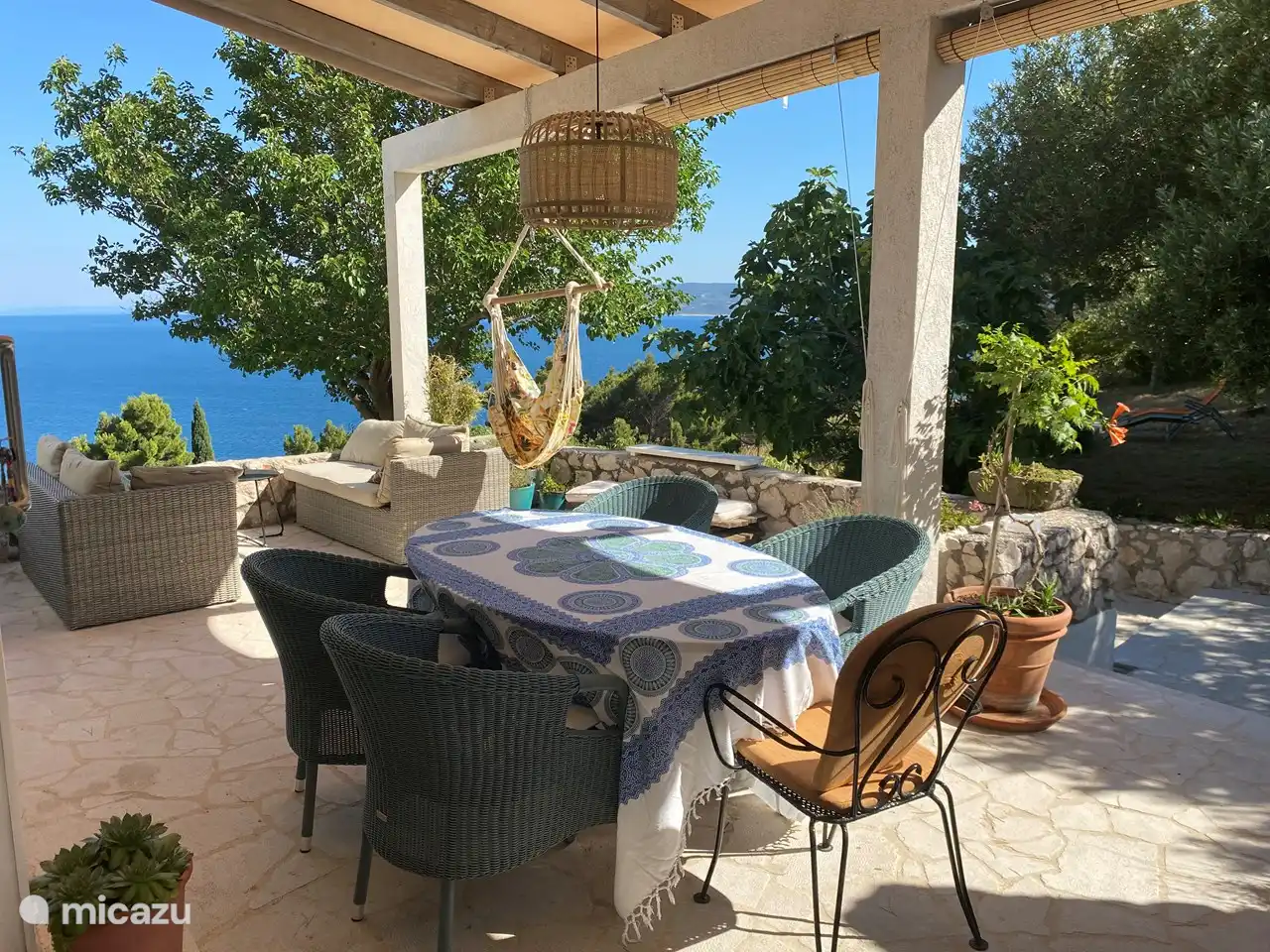 Preciosa terraza espaciosa.