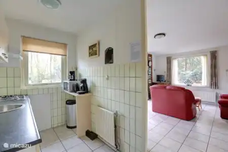Vakantiehuis Nederland, Drenthe, Meppen bungalow Huisdiervriendelijk Vakantiehuis Zitkamer met half open keuken