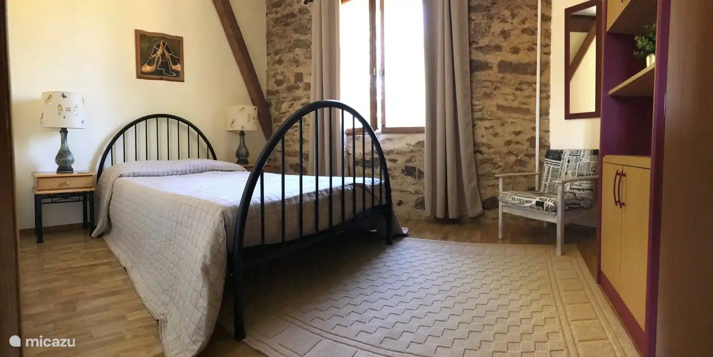 Schlafzimmer im Obergeschoss für 2 Kinder oder 1 Erwachsenen