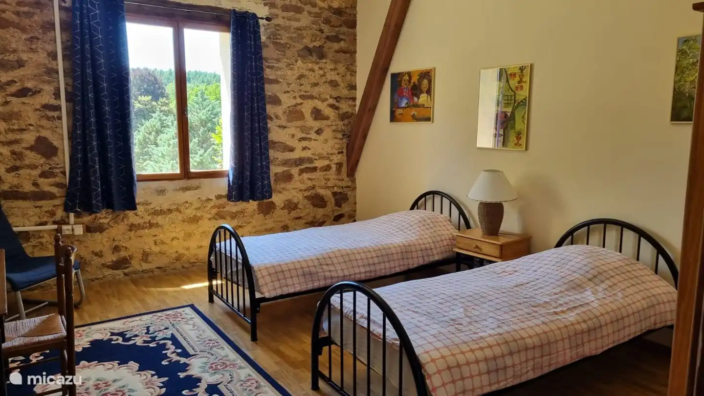 2. Schlafzimmer im Obergeschoss, zwei Einzelbetten und Kleiderschrank