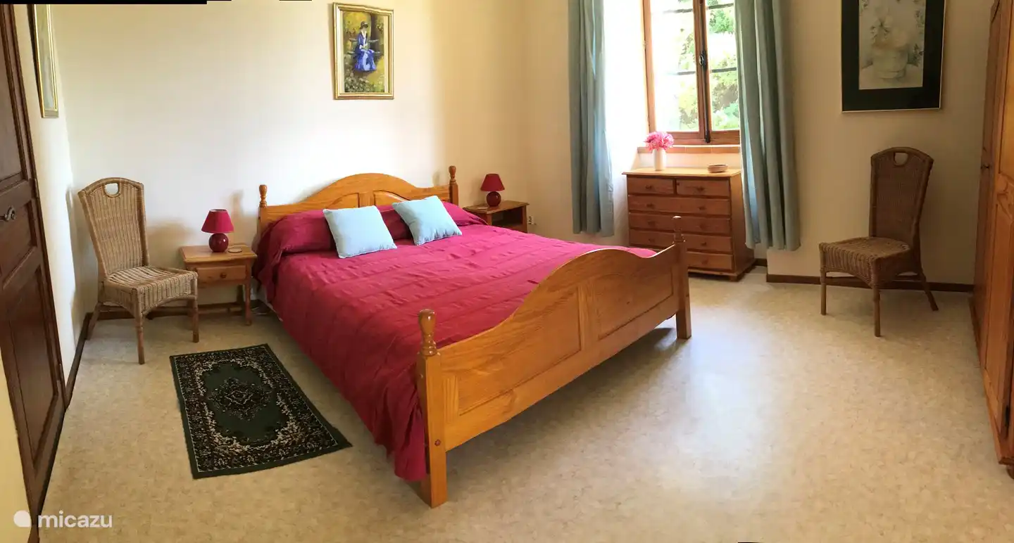 Drittes Schlafzimmer im Obergeschoss neben dem Wohnzimmer, Doppelbett.