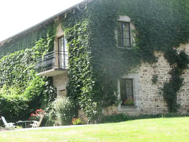 Joffreny | France, Haute-Vienne, Bussière-Galant - gîte / cottage Voici la vue de face et de côté de la maison de vacances qui fait partie de la grange