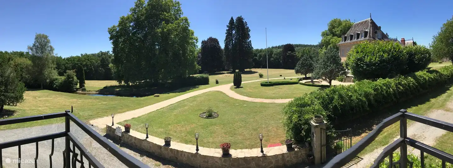 Vom Balkon im Obergeschoss mit Blick auf den Park
