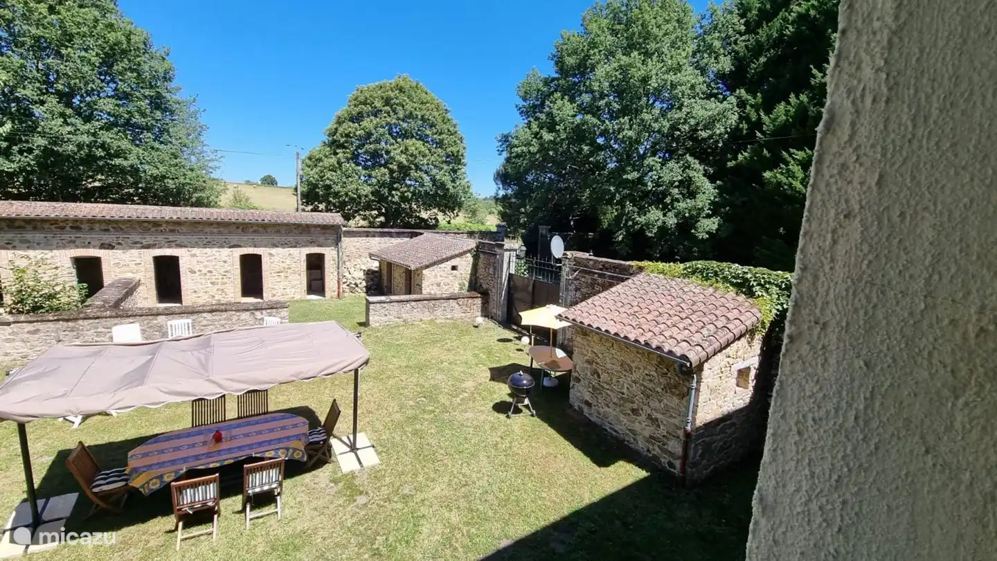 Hofgarten mit Esstisch und Markise 