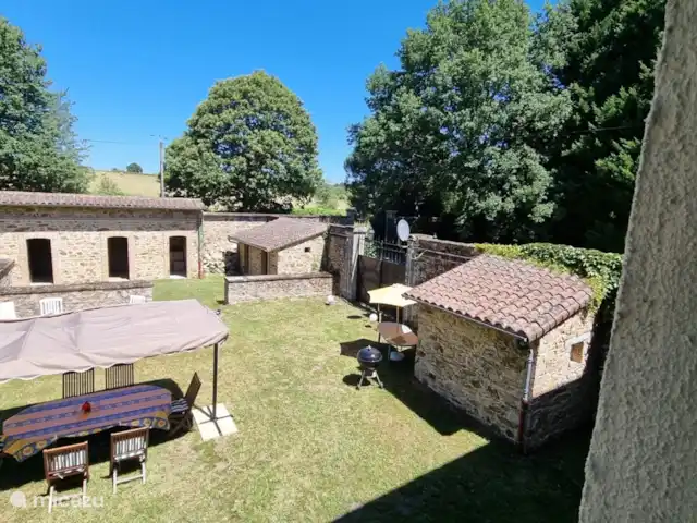 Joffreny | France, Haute-Vienne, Bussière-Galant - gîte / cottage Jardin de la cour avec table à manger et auvent