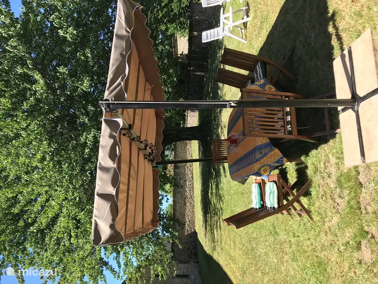 Esstisch im privaten Hofgarten