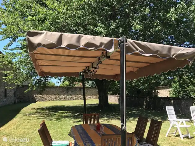 Joffreny | France, Haute-Vienne, Bussière-Galant - gîte / cottage Table à manger dans le jardin privé de la cour