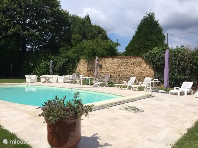 das Schwimmbad mit einem großen Spielplatz daneben