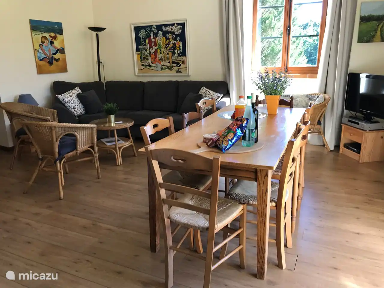 Esszimmer, Küche und Fernsehen an 1 Ort