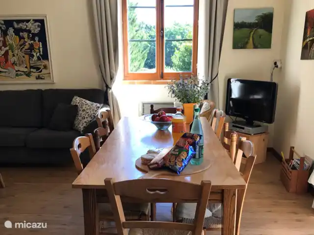 Joffreny | France, Haute-Vienne, Bussière-Galant - gîte / cottage Table de salle à manger à côté de la cuisine au premier étage
