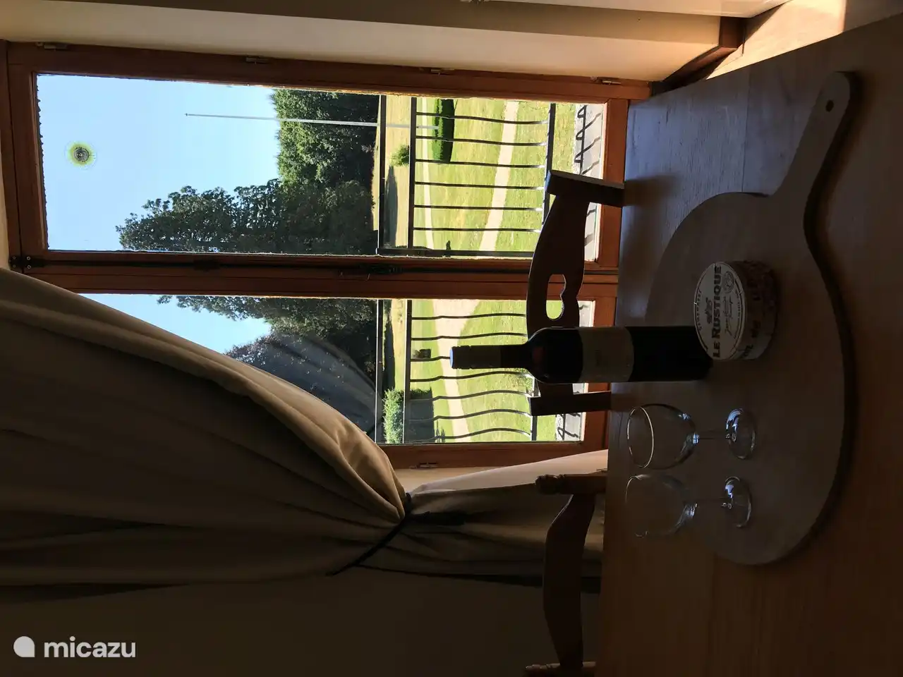 Vom Esszimmer, dem Wohnzimmer und der Küche im Obergeschoss aus blicken Sie vom Balkon auf den Park