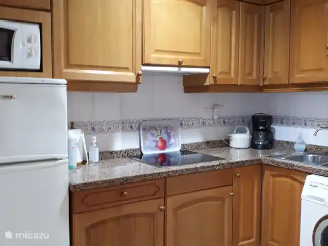 geschakelde woning huren in Spanje, Costa Blanca, Santa Pola – Casa Santa Pola Keuken met keramisch koken, koelkast, vrieskastje, magnetron, wasmachine.