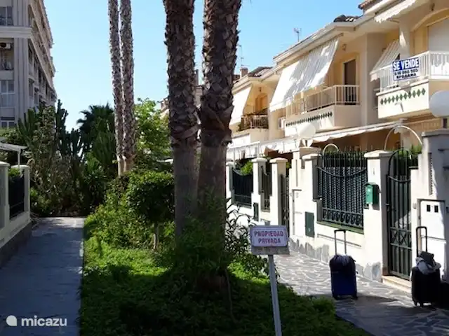geschakelde woning huren in Spanje, Costa Blanca, Santa Pola – Casa Santa Pola Mooi prive straatje.