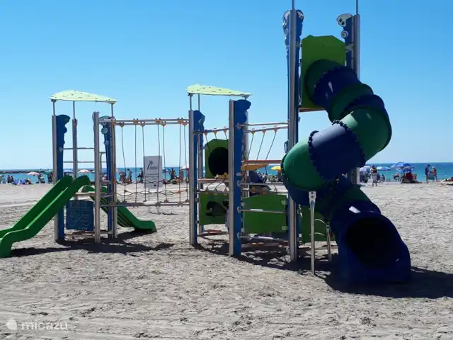geschakelde woning huren in Spanje, Costa Blanca, Santa Pola – Casa Santa Pola Speeltoestellen op het strand.