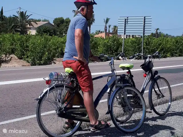 geschakelde woning huren in Spanje, Costa Blanca, Santa Pola – Casa Santa Pola De fietsen (en fietshelmen) staan klaar voor gebruik.
