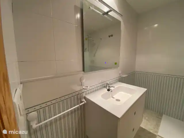 geschakelde woning huren in Spanje, Costa Blanca, Santa Pola – Casa Santa Pola Fijne badkamer met genoeg ruimte.