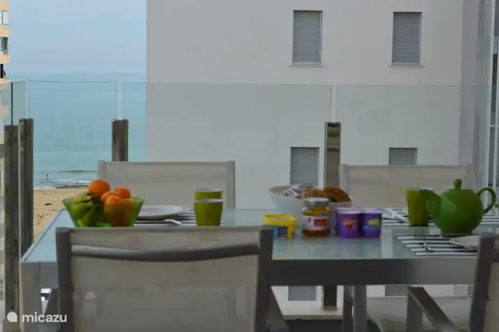 la spacieuse terrasse meublée avec vue sur la mer et les lacs salés de La Mata est équipée de rideaux de verre et d'un élément chauffant, ce qui en fait une extension de la zone de vie.