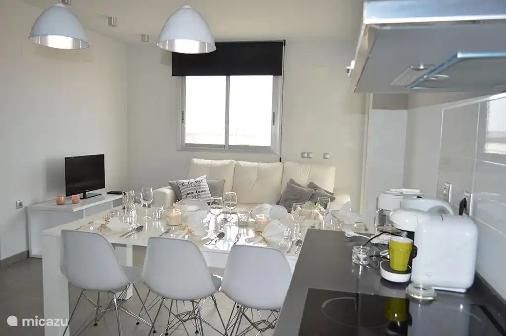 salon spacieux avec canapé-lit et cuisine intégrée avec four, cuisinière, lave-vaisselle, lave-linge .. TV Vlaanderen et wifi.