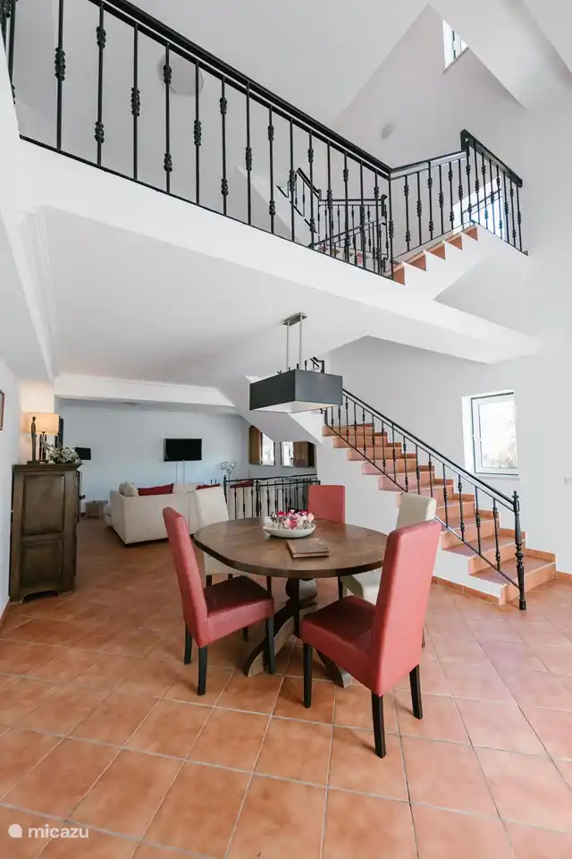 Wohnzimmer mit Esstisch und TV-Ecke