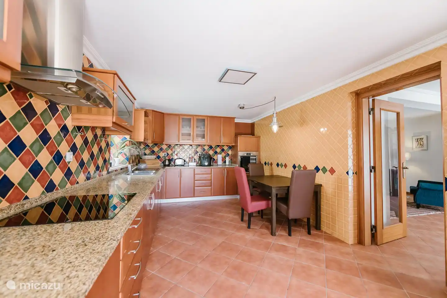 Küche mit amerikanischem Kühlschrank