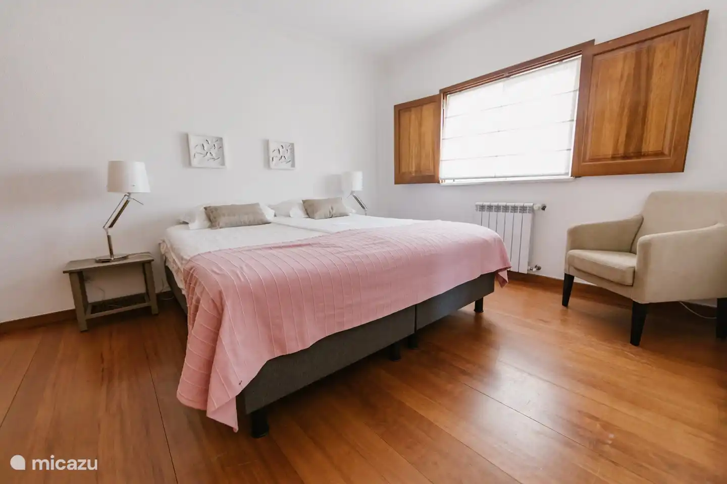 Schlafzimmer mit Boxspringbett mit einer Länge von 2m20. 