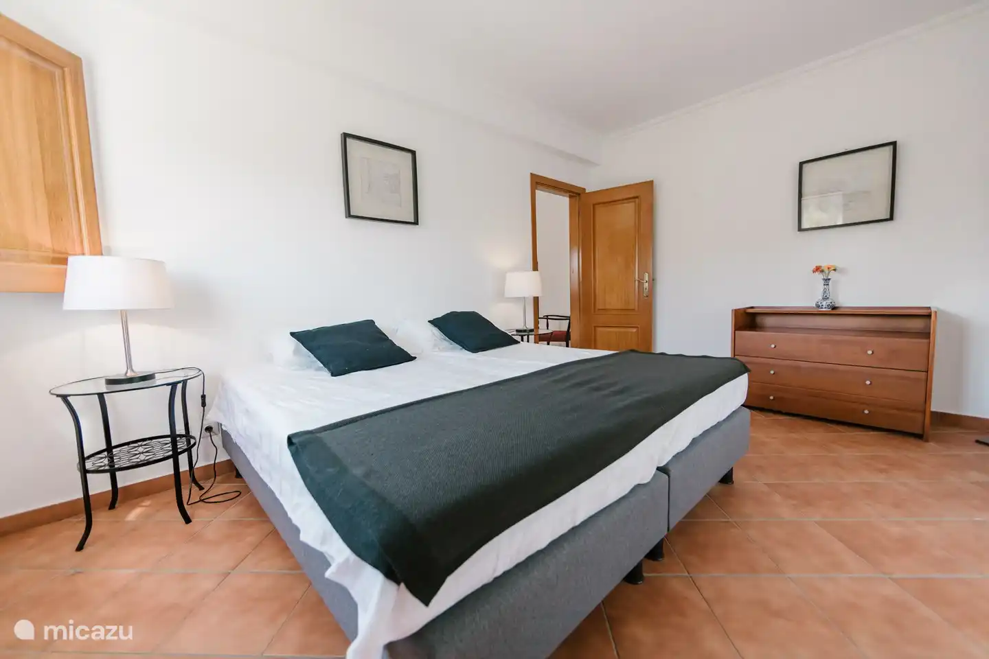 Schlafzimmer mit Zugang zum privaten Sitzbereich im Freien.
