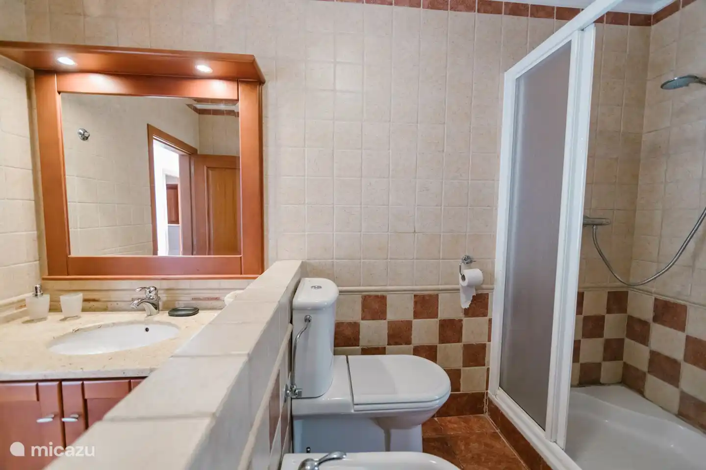 Badezimmer mit Dusche, WC, Bidet und geräumigem Waschbecken