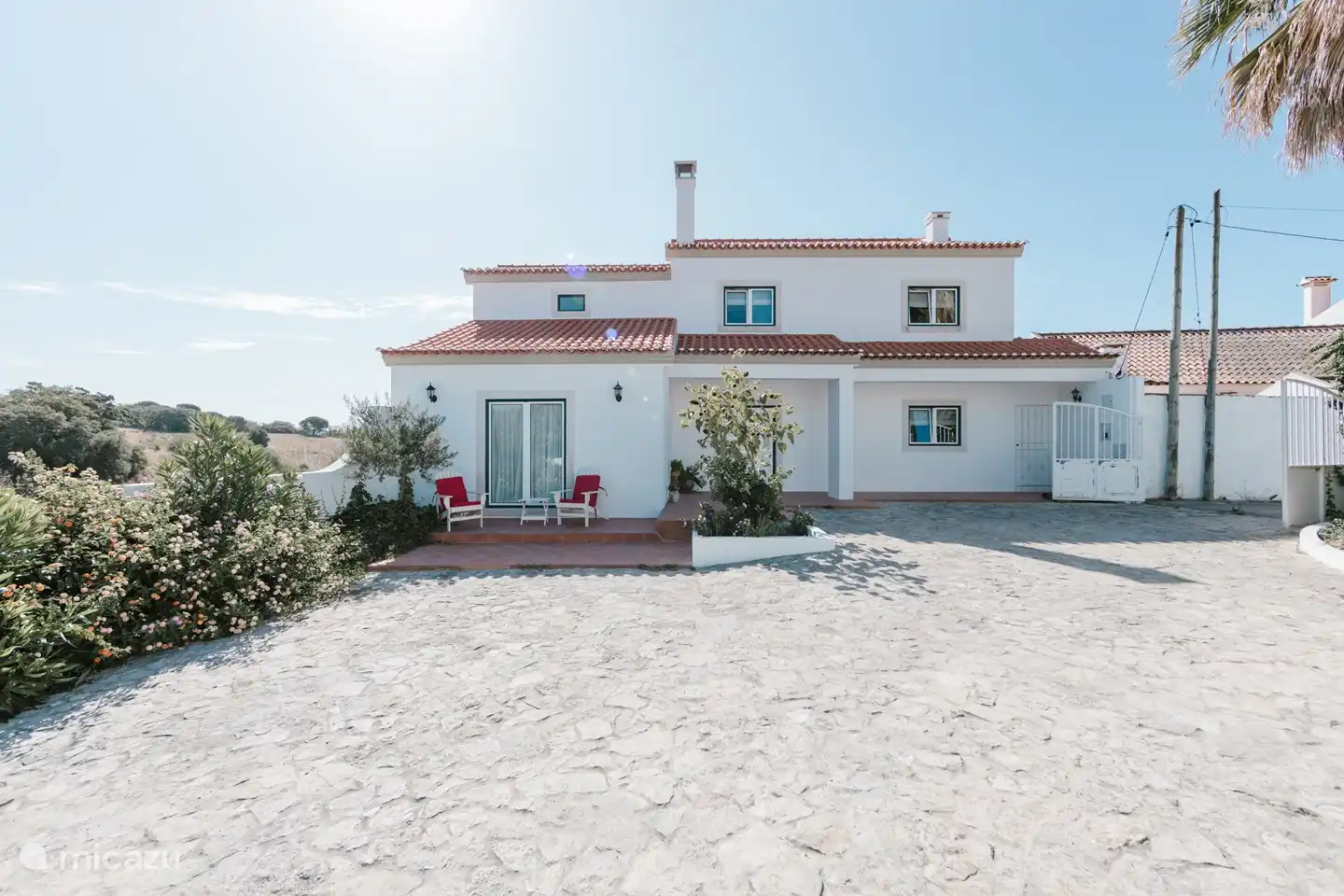 Vorderseite des Hauses und Rezeption