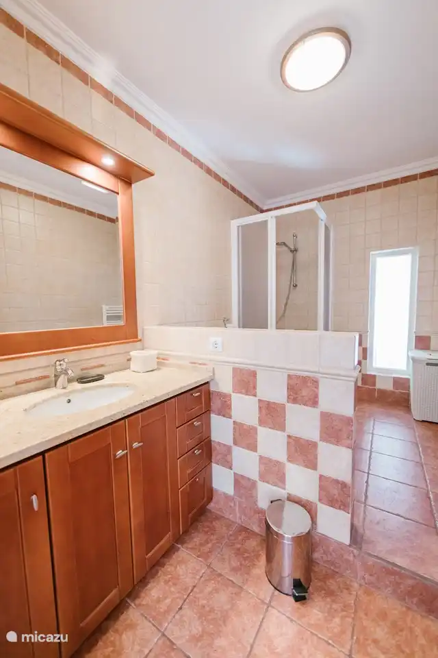 Badezimmer mit Dusche, WC, Bidet und geräumigem Waschbecken