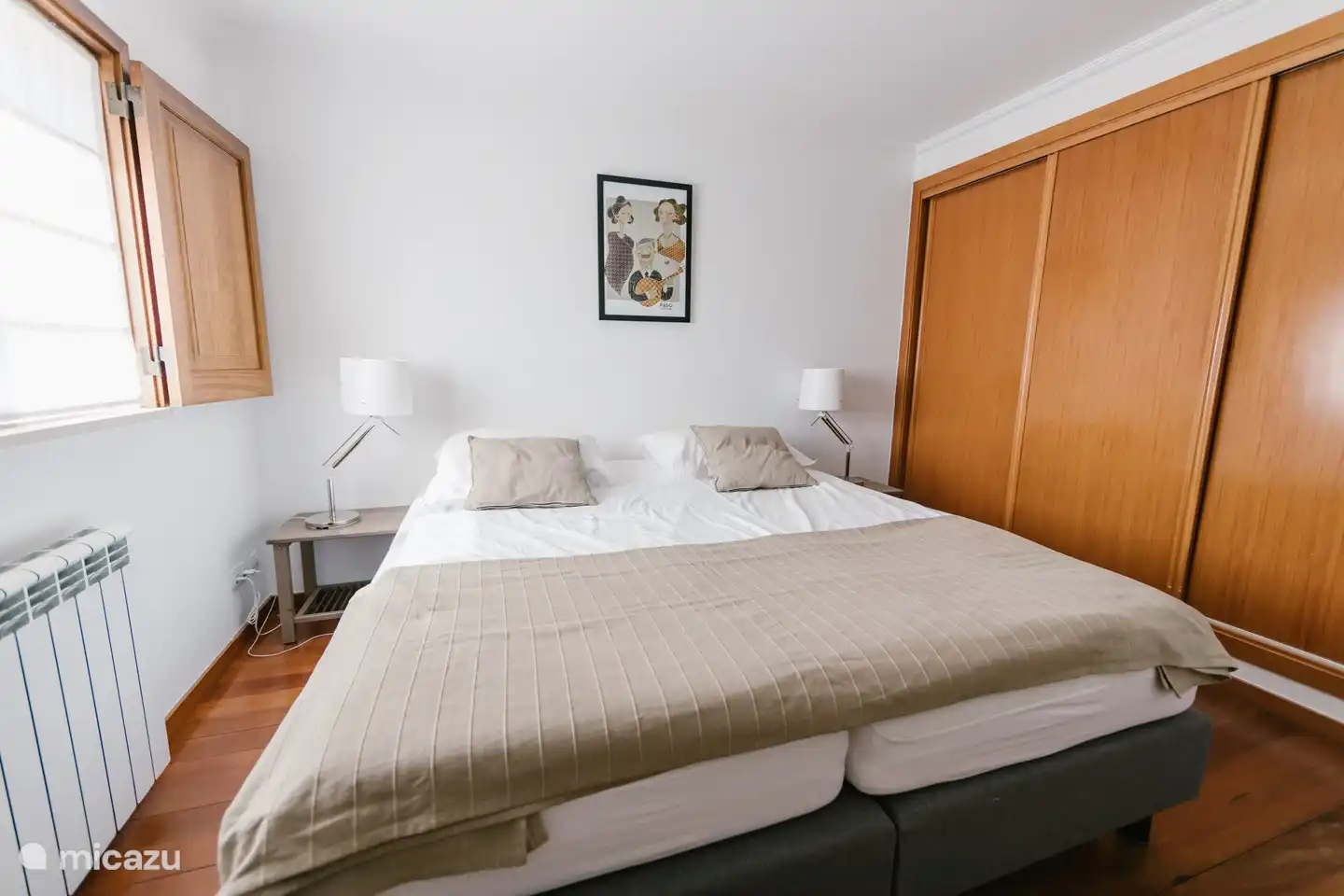 Schlafzimmer mit extra langen Betten