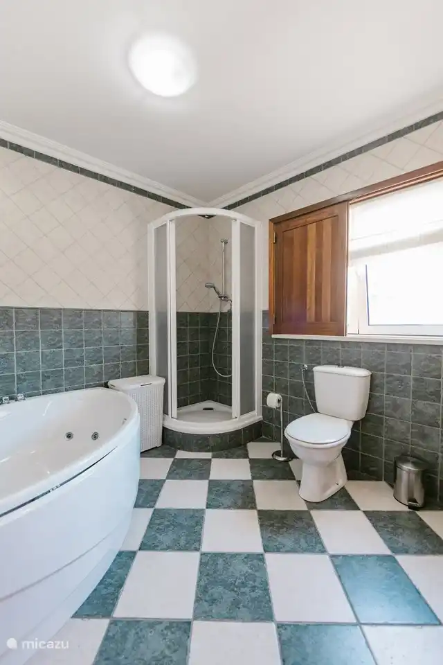 Badezimmer mit Dusche, Whirlpool, WC und Doppelwaschbecken