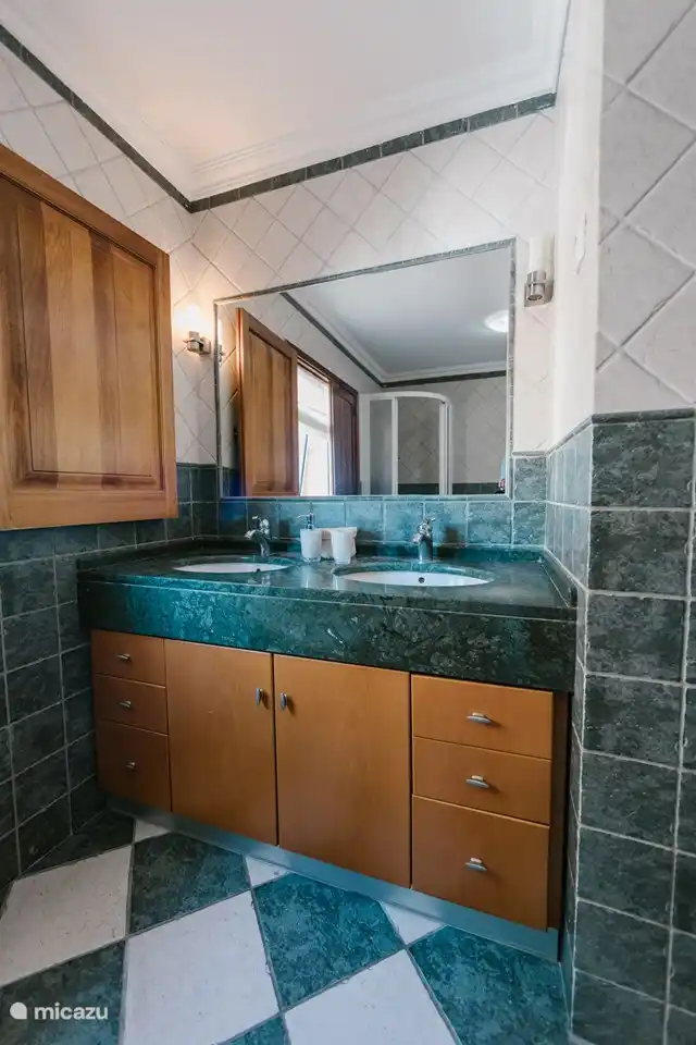 Badezimmer mit Dusche, Whirlpool, WC und Doppelwaschbecken