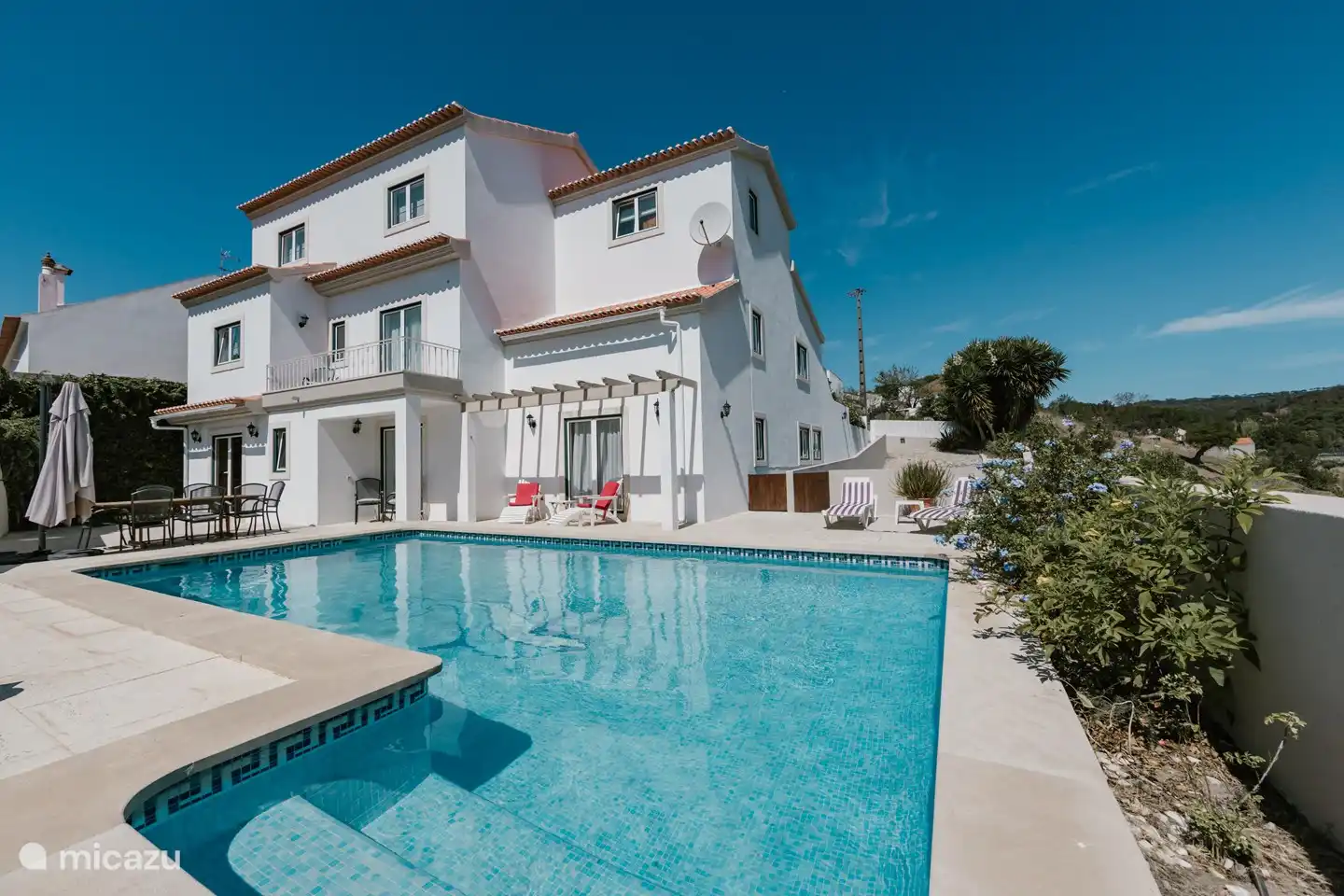 Rückseite des Hauses mit großer Terrasse