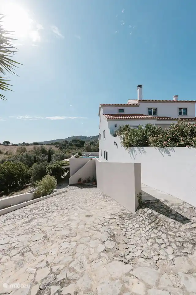 Das Haus bietet einen Rundumblick auf das Arrábida-Gebirge. 