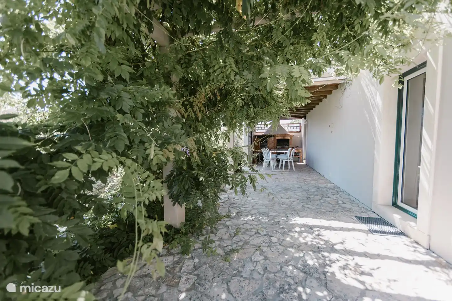 Der Grillplatz, wo Sie geschützt sitzen können. 