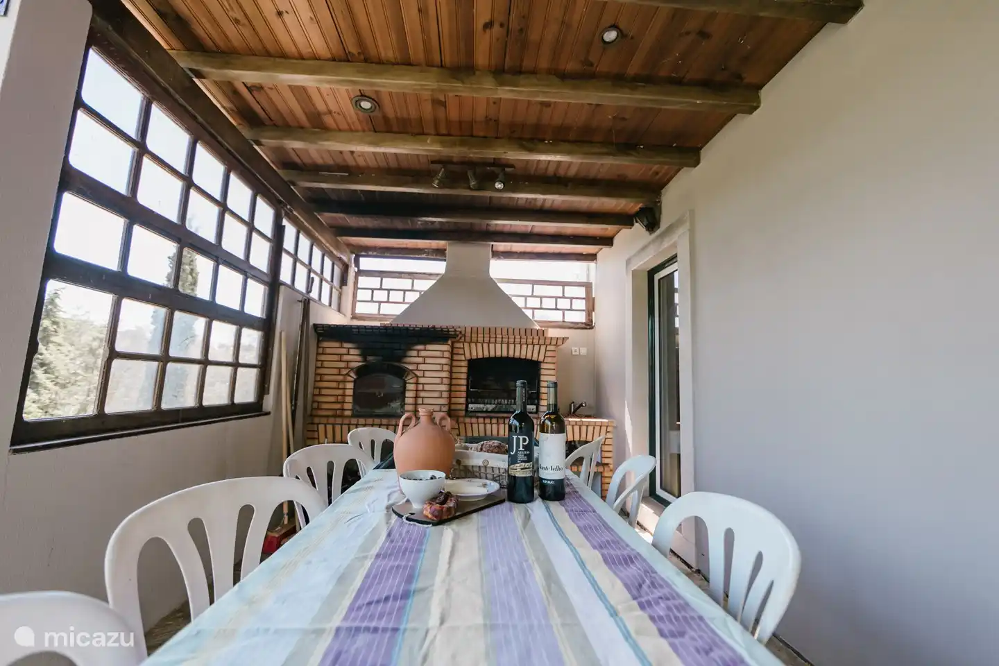 Terrasse mit Grill und Kohleofen. 