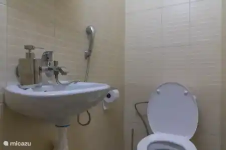 Vakantiehuis Bulgarije, Sofia, Sofia appartement Catalina International Apartment 2nd bathroom (toilet)