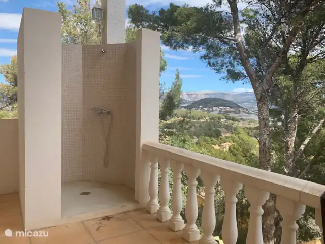 Villa Santorin, Costa Blanca | Espagne, Costa Blanca, La Nucia - villa Douche extérieure avec eau chaude au rez-de-chaussée avec vue sur la mer.