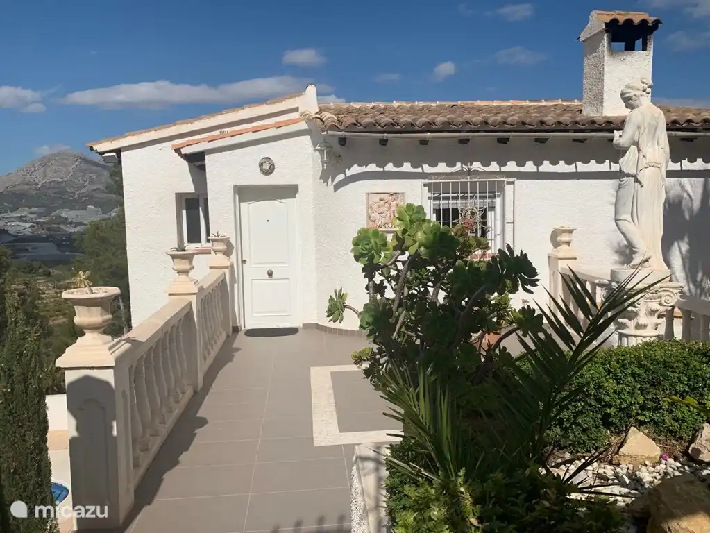 Front door with terrace (30 m2).