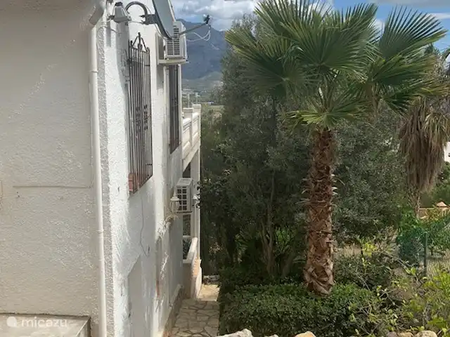 Villa Santorin, Costa Blanca | Espagne, Costa Blanca, La Nucia - villa Escalier extérieur vers terrasse ombragée, douche extérieure et piscine.