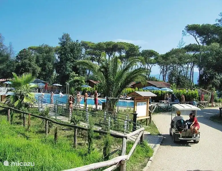 acceso a la piscina con zona infantil y para niños pequeños